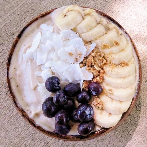 A Delicious Healthy Breakfast Smoothie Bowl - LotusAndLuna